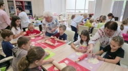 Deliciile copilăriei la Centrul CASPEV: Copiii și senioarele din Baia Mare au preparat pancove împreună