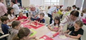 Deliciile copilăriei la Centrul CASPEV: Copiii și senioarele din Baia Mare au preparat pancove împreună