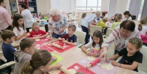 Deliciile copilăriei la Centrul CASPEV: Copiii și senioarele din Baia Mare au preparat pancove împreună