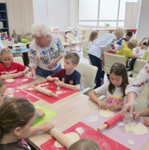 Deliciile copilăriei la Centrul CASPEV: Copiii și senioarele din Baia Mare au preparat pancove împreună