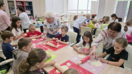 Deliciile copilăriei la Centrul CASPEV: Copiii și senioarele din Baia Mare au preparat pancove împreună