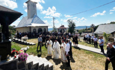 Comemorare la Preluca Veche: troiță ridicată în memoria preotului Sandu Mihai Tămaș, la un an de la trecerea sa la Domnul