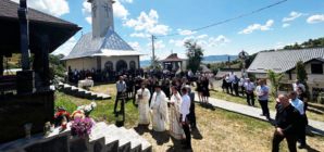 Comemorare la Preluca Veche: troiță ridicată în memoria preotului Sandu Mihai Tămaș, la un an de la trecerea sa la Domnul