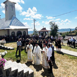 Comemorare la Preluca Veche: troiță ridicată în memoria preotului Sandu Mihai Tămaș, la un an de la trecerea sa la Domnul