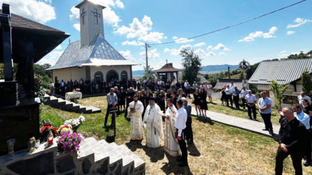 Comemorare la Preluca Veche: troiță ridicată în memoria preotului Sandu Mihai Tămaș, la un an de la trecerea sa la Domnul