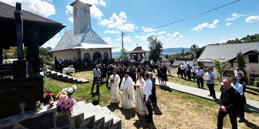Comemorare la Preluca Veche: troiță ridicată în memoria preotului Sandu Mihai Tămaș, la un an de la trecerea sa la Domnul