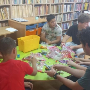 Voluntarii americani au adus energie și jocuri interactive la Centrul Comunitar Romanii din Baia Mare