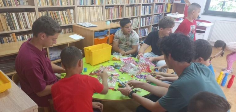 Voluntarii americani au adus energie și jocuri interactive la Centrul Comunitar Romanii din Baia Mare