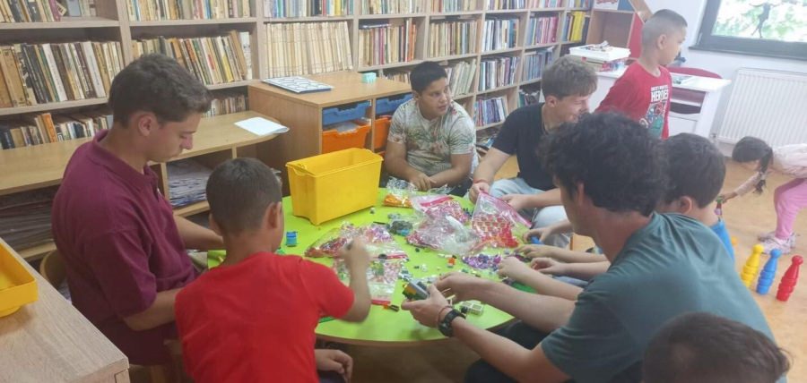 Voluntarii americani au adus energie și jocuri interactive la Centrul Comunitar Romanii din Baia Mare