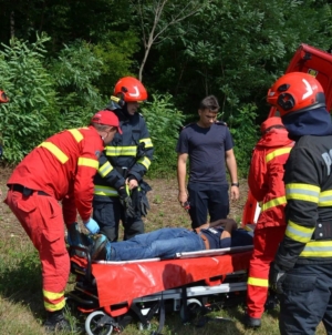 Exercițiu de simulare a unui incendiu în Buzești: Echipaje din cadrul ISU Maramureș și SVSU Fărcașa mobilizate la intervenție