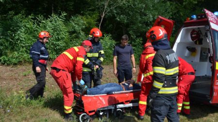 Exercițiu de simulare a unui incendiu în Buzești: Echipaje din cadrul ISU Maramureș și SVSU Fărcașa mobilizate la intervenție