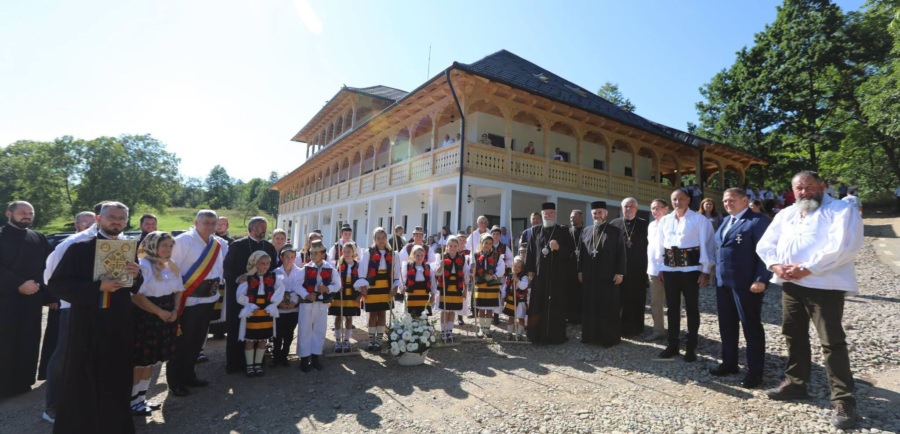 Binecuvântare arhierească la inaugurarea Centrului de Zi pentru Vârstnici din Desești