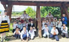 Elevi din București și Pitești au descoperit meșteșugurile tradiționale la atelierele Școlii Rădăcinilor Străbune