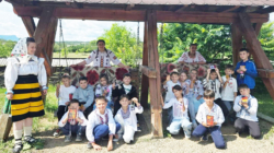 Elevi din București și Pitești au descoperit meșteșugurile tradiționale la atelierele Școlii Rădăcinilor Străbune