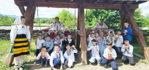 Elevi din București și Pitești au descoperit meșteșugurile tradiționale la atelierele Școlii Rădăcinilor Străbune