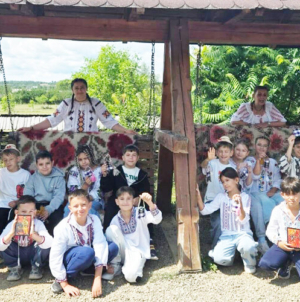 Elevi din București și Pitești au descoperit meșteșugurile tradiționale la atelierele Școlii Rădăcinilor Străbune