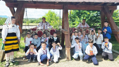 Elevi din București și Pitești au descoperit meșteșugurile tradiționale la atelierele Școlii Rădăcinilor Străbune