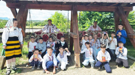Elevi din București și Pitești au descoperit meșteșugurile tradiționale la atelierele Școlii Rădăcinilor Străbune