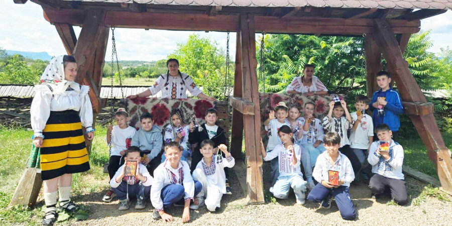 Elevi din București și Pitești au descoperit meșteșugurile tradiționale la atelierele Școlii Rădăcinilor Străbune