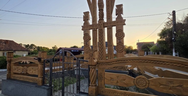 Lucrări de întreținere la troița din Merișor