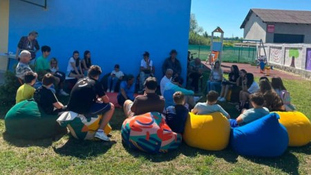 Zâmbete, empatie și respect: Copiii din programul „Comunitate fără bariere”, gazde pentru beneficiarii Azilului de noapte din Baia Mare