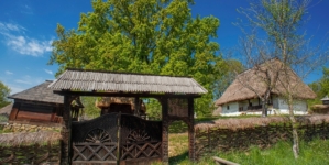 Satul de pe Dealul Florilor Baia Mare prinde viață în acest weekend cu expoziții, ateliere, muzică și activități pentru toate vârstele