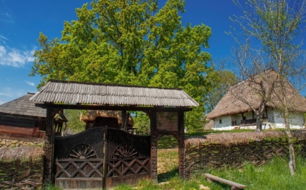 Satul de pe Dealul Florilor Baia Mare prinde viață în acest weekend cu expoziții, ateliere, muzică și activități pentru toate vârstele