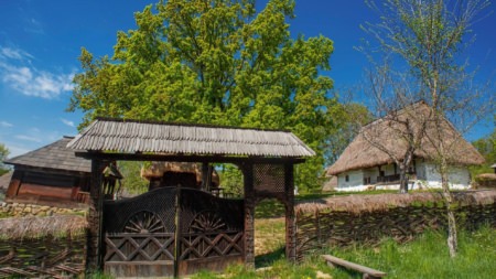 Satul de pe Dealul Florilor Baia Mare prinde viață în acest weekend cu expoziții, ateliere, muzică și activități pentru toate vârstele