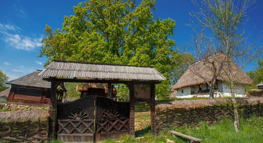 Satul de pe Dealul Florilor Baia Mare prinde viață în acest weekend cu expoziții, ateliere, muzică și activități pentru toate vârstele