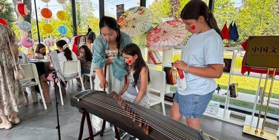 Elevii Liceului Internațional Baia Mare au descoperit arta caligrafiei chinezești