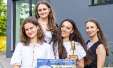 O tânără din Maramureș face parte din echipa care a creat o brățară ce le permite persoanelor cu deficiențe de auz să „simtă” muzica
