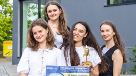 O tânără din Maramureș face parte din echipa care a creat o brățară ce le permite persoanelor cu deficiențe de auz să „simtă” muzica
