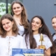 O tânără din Maramureș face parte din echipa care a creat o brățară ce le permite persoanelor cu deficiențe de auz să „simtă” muzica