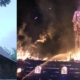 Incendiu puternic la biserica de lemn din Posta. Pompierii au intervenit cu mai multe echipaje