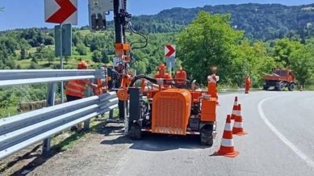 Lucrări pentru creșterea siguranței pe DN 17C, în zona Săcel, Maramureș