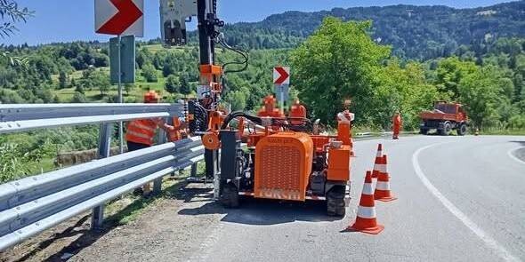 Lucrări pentru creșterea siguranței pe DN 17C, în zona Săcel, Maramureș