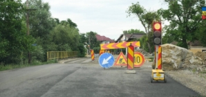 Lucrările continuă pe DJ 108A Gârdani – Țicău. Intervenții la drum și la trei poduri