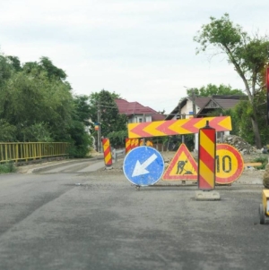 Lucrările continuă pe DJ 108A Gârdani – Țicău. Intervenții la drum și la trei poduri