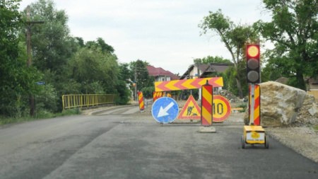 Lucrările continuă pe DJ 108A Gârdani – Țicău. Intervenții la drum și la trei poduri