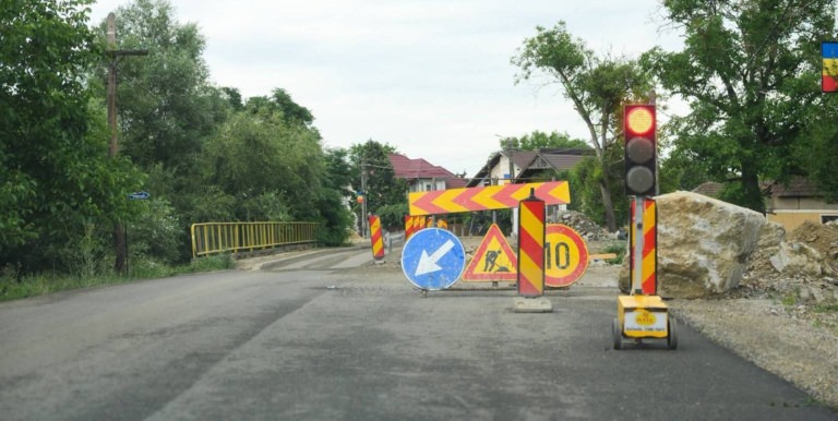 Lucrările continuă pe DJ 108A Gârdani – Țicău. Intervenții la drum și la trei poduri