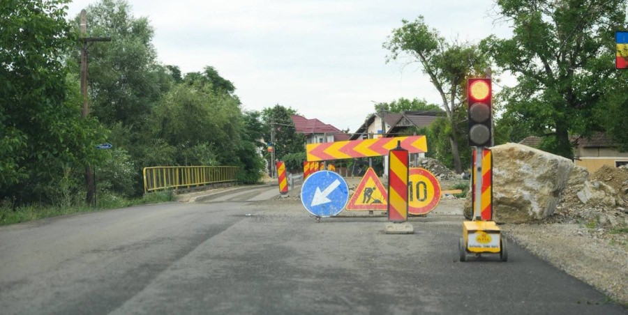 Lucrările continuă pe DJ 108A Gârdani – Țicău. Intervenții la drum și la trei poduri