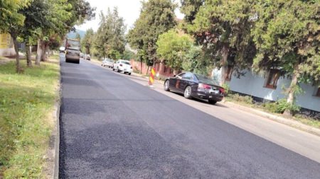 Lucrări de asfaltare pe DN 18, în Maramureș. Traficul se desfășoară cu restricții