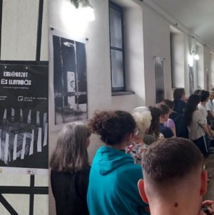 „Memorie și opresiune” – expoziție de grafică inspirată din mărturiile Memorialului Victimelor Comunismului, vernisată la Sighet