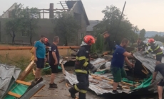 Acoperiș smuls de vânt la Rogoz. O familie cu doi copii a rămas fără un adăpost sigur