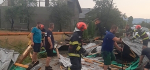 Acoperiș smuls de vânt la Rogoz. O familie cu doi copii a rămas fără un adăpost sigur