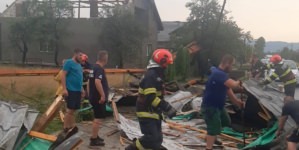 Acoperiș smuls de vânt la Rogoz. O familie cu doi copii a rămas fără un adăpost sigur