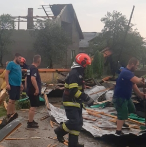 Acoperiș smuls de vânt la Rogoz. O familie cu doi copii a rămas fără un adăpost sigur