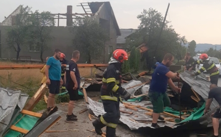 Acoperiș smuls de vânt la Rogoz. O familie cu doi copii a rămas fără un adăpost sigur