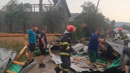 Acoperiș smuls de vânt la Rogoz. O familie cu doi copii a rămas fără un adăpost sigur