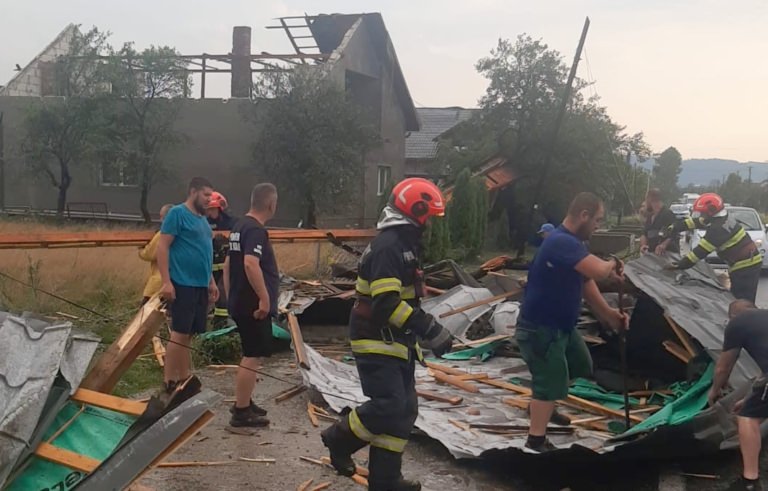 Acoperiș smuls de vânt la Rogoz. O familie cu doi copii a rămas fără un adăpost sigur